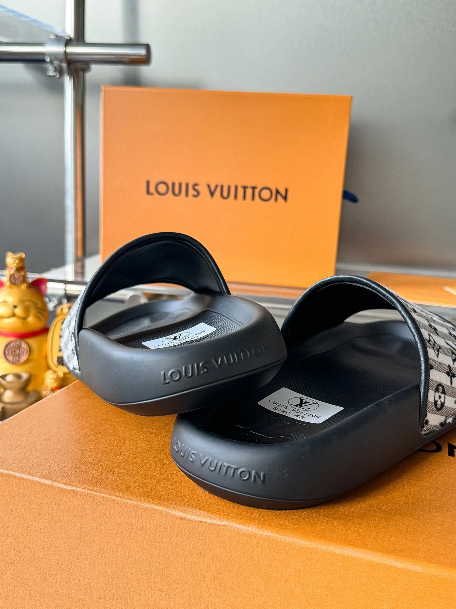 [L Home] P: 300💰 ▪️Shoe size: Women's 35-40 Men's 38-46▪️Packaging: Counter top quality~original packaging Louis Vuitton lv couple's monogram embossed slippers This season, Waterfront sandals return with a new look, and the upper buckle is embossed with Louis Vuitton's iconic Monogram pattern. Made of waterproof rubber with a comfortable and resilient insole. The lightweight, flexible outsole is embossed with the Louis Vuitton logo. Exquisitely packaged at the delivery counter 🛍📦 ▪️Fabric: Original molded rubber foam ▪️Sole: Original molded rubber foam outsole ▪️Sole thickness: 3CM.